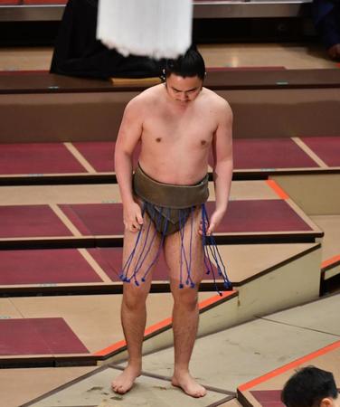 太志龍に敗れ、引き揚げる勝南桜＝両国国技館（撮影・高石航平）