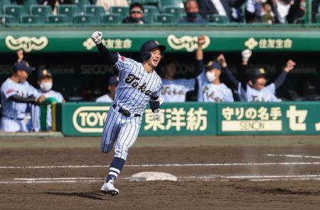 　東海大菅生-聖カタリナ学園　３回裏、２ランを放ちガッツポーズする東海大菅生・千田＝甲子園