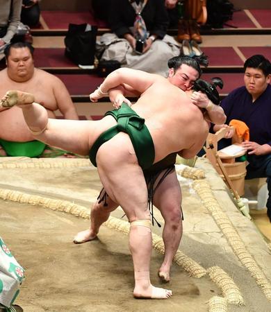 うっちゃりで佐田の海（手前）を破る炎鵬＝両国国技館（撮影・高石航平）