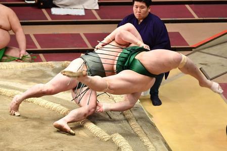 うっちゃりで佐田の海（右）を破る炎鵬＝両国国技館（撮影・高石航平）