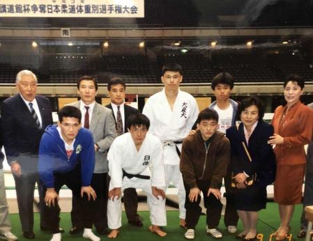 　大学卒業後の９１年講道館杯で優勝した古賀稔彦さん（前列左から２人目）と阪神・佐藤輝明の父・博信さん（後列左から４人目）＝本人提供