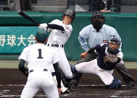 　中京大中京-専大松戸　７回裏中京大中京２死二塁、左翼に決勝の２点ランニングホームランを放つ櫛田。投手深沢、捕手加藤＝甲子園