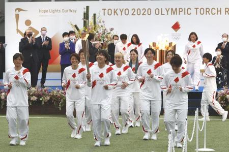 　聖火のトーチを掲げスタートする、２０１１年サッカー女子Ｗ杯で優勝した日本代表「なでしこジャパン」のメンバー（代表撮影）