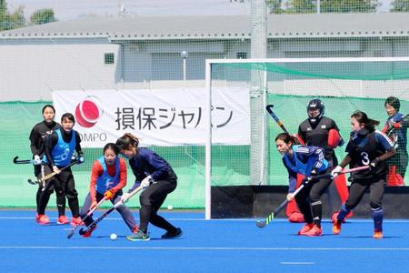 合宿を行う女子日本代表候補選手ら＝公益社団法人日本ホッケー協会提供
