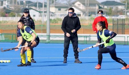 　合宿で選手を指導するホッケー女子日本代表のチャビ・アルナウ監督（中央）＝２３日、茨城県境町（日本ホッケー協会提供）