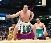 　横綱土俵入りをする鶴竜＝２０１７年７月９日、愛知県体育館