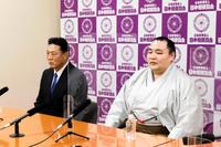 　引退会見を行う鶴竜（左は陸奥親方）＝日本相撲協会提供