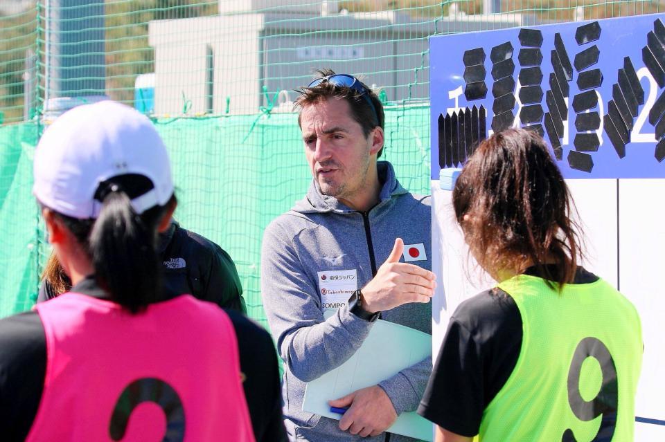 女子日本代表「さくらジャパン」のチャビ・アルナウＨＣ（中央）＝公益社団法人日本ホッケー協会提供