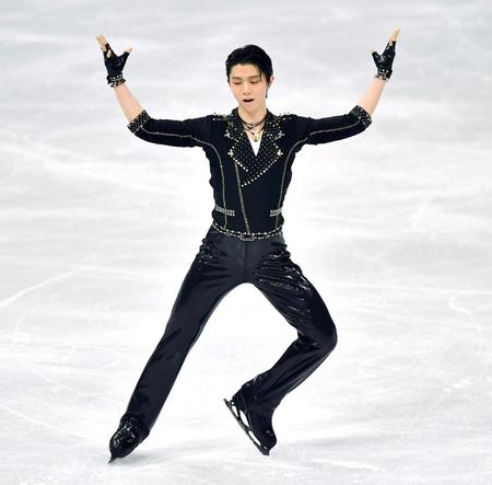 男子ＳＰで首位の羽生結弦＝ストックホルム（ＡＰ＝共同）