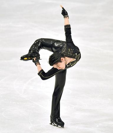 男子ＳＰで首位の羽生結弦＝ストックホルム（ＡＰ＝共同）