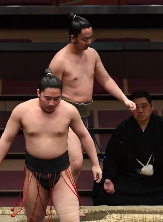 沼野（手前）に寄り切りで敗れ連敗記録を更新した勝南桜＝両国国技館（撮影・開出牧）