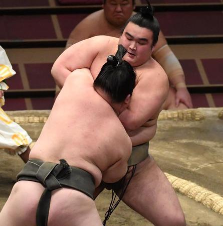 　天惠（手前）に押し出しで敗れた朝阪神（撮影・開出牧）