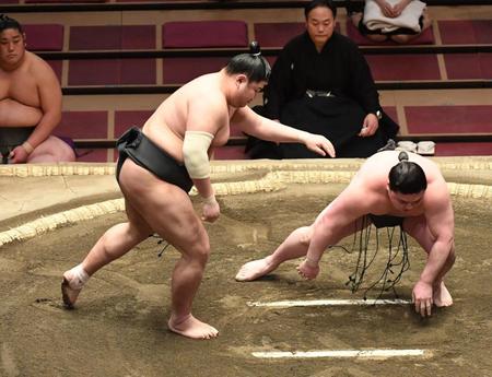 　時栄（右）を引き落としで破った阿炎（撮影・開出牧）