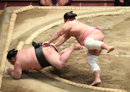 武将山（左）を引っ掛けで下した宇良＝両国国技館（撮影・開出牧）