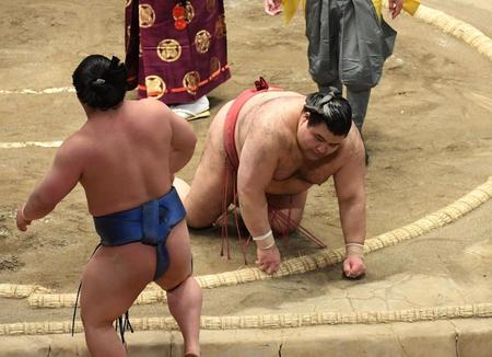 　若隆景（左）に寄り倒しで敗れ３敗目を喫した高安（撮影・開出牧）