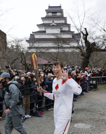 　福島県会津若松市の鶴ケ城で、聖火のトーチを掲げ走る大林素子さん＝２６日午後