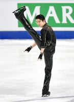 男子ＳＰで首位の羽生結弦＝ストックホルム（ＡＰ＝共同）