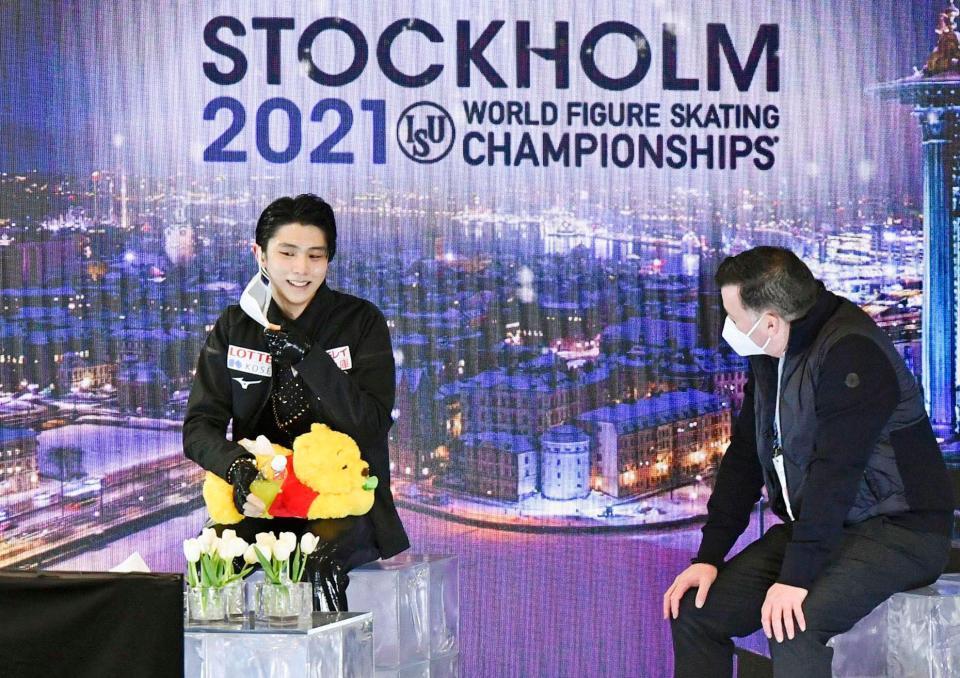 男子ＳＰの演技を終えた羽生結弦（左）＝ストックホルム（ＡＰ＝共同）