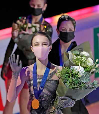 　女子でメダルを独占したロシア勢。（手前から）優勝したアンナ・シェルバコワ、２位のエリザベータ・トゥクタミシェワ、３位のアレクサンドラ・トルソワ＝ストックホルム（タス＝共同）