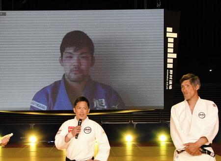 　オンラインでの柔道教室にリモート参加した大野将平（奥の画面内）、（手前左から）野村忠宏氏、篠原信一氏＝横浜武道館