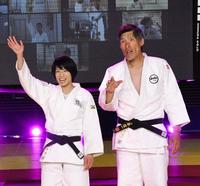 オンラインでの柔道教室に講師として参加した松本薫さん（左）と篠原信一氏＝横浜武道館