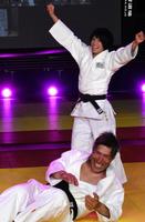 柔道教室で篠原信一氏（手前）を相手に技を実演し、ガッツポーズする松本薫さん＝横浜武道館