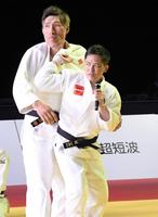 　オンライン柔道教室で篠原信一氏（左）を相手に背負い投げを実演する野村忠宏氏＝横浜武道館