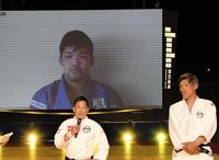 　オンラインでの柔道教室にリモート参加した大野将平（奥の画面内）、（手前左から）野村忠宏氏、篠原信一氏＝横浜武道館
