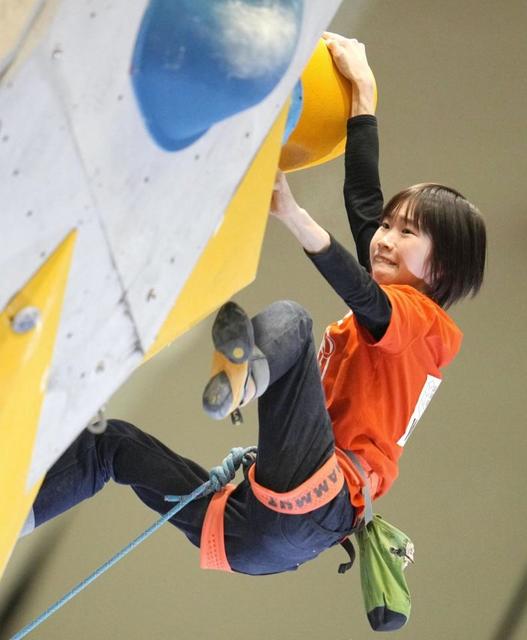 クライミング　１７歳の森秋彩が唯一の完登で決勝進出「明日は攻めた登りを」