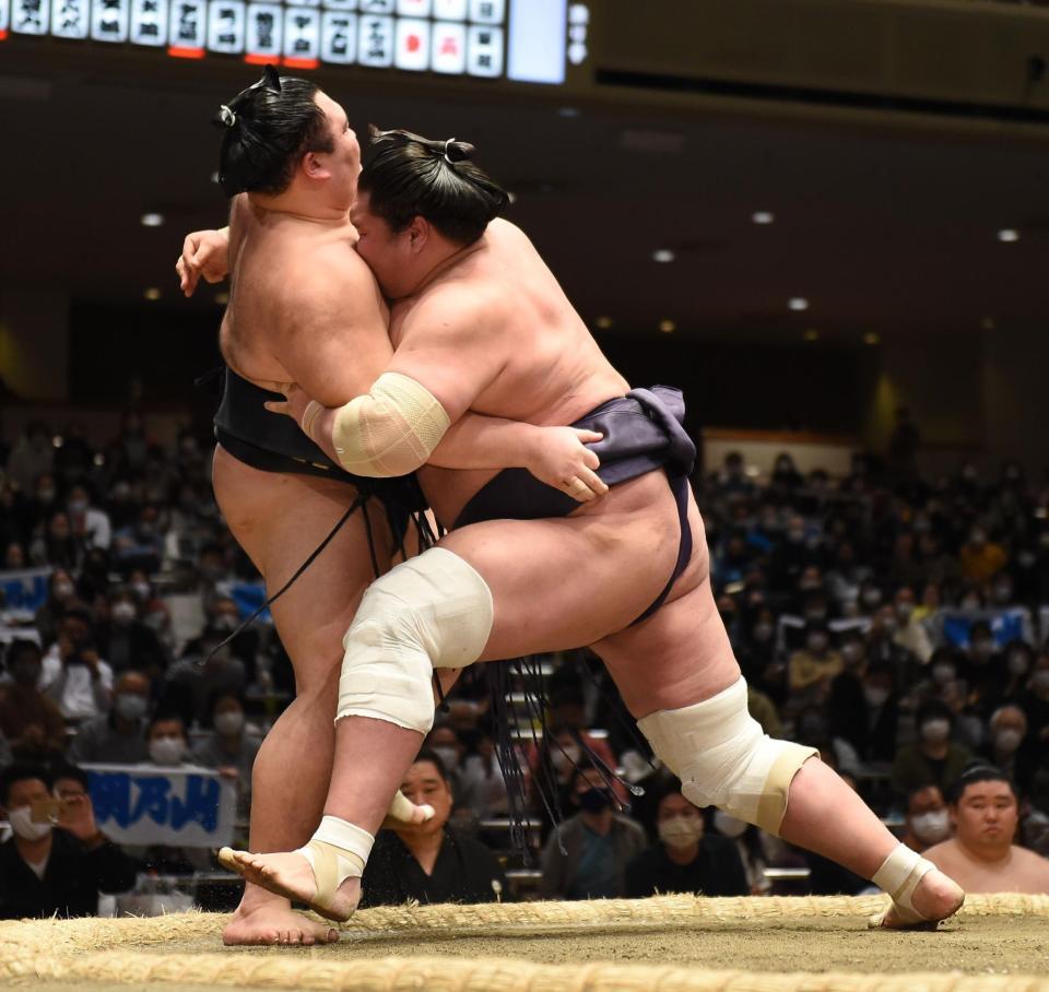 　朝乃山（左）を寄り切りで破った照ノ富士（撮影・開出牧）