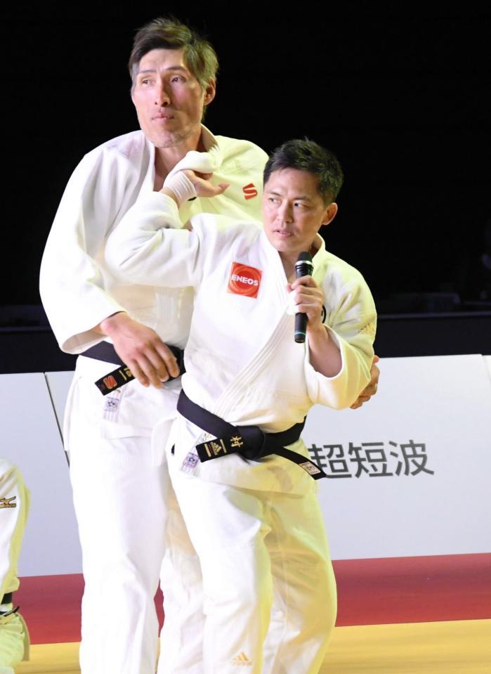 　オンライン柔道教室で篠原信一氏（左）を相手に背負い投げを実演する野村忠宏氏＝横浜武道館