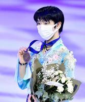 　フィギュアスケートの世界選手権男子で３位となり、メダルを掲げる羽生結弦＝27日、ストックホルム（ＡＰ＝共同）