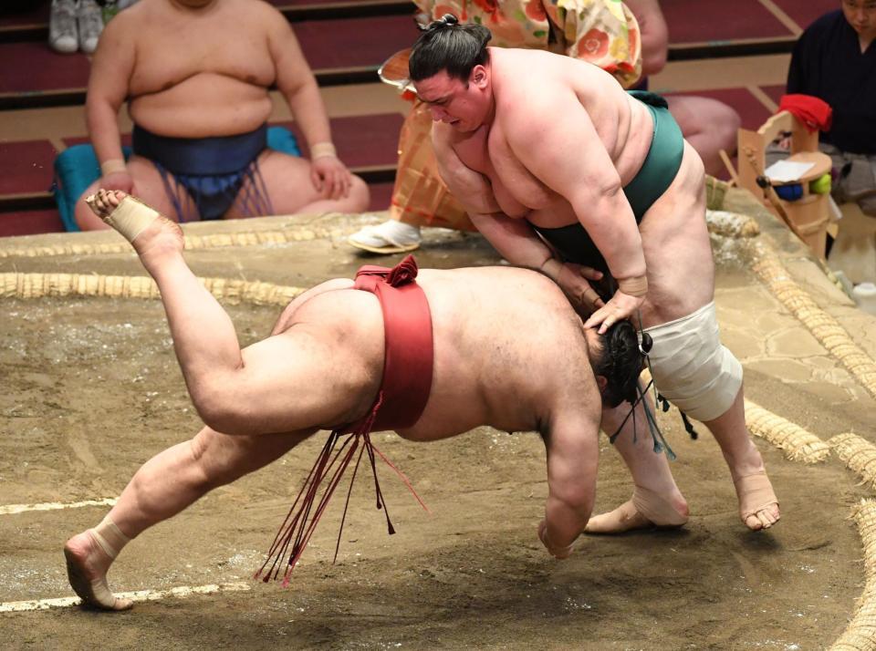 　高安（左）をはたき込みで破った碧山（撮影・開出牧）