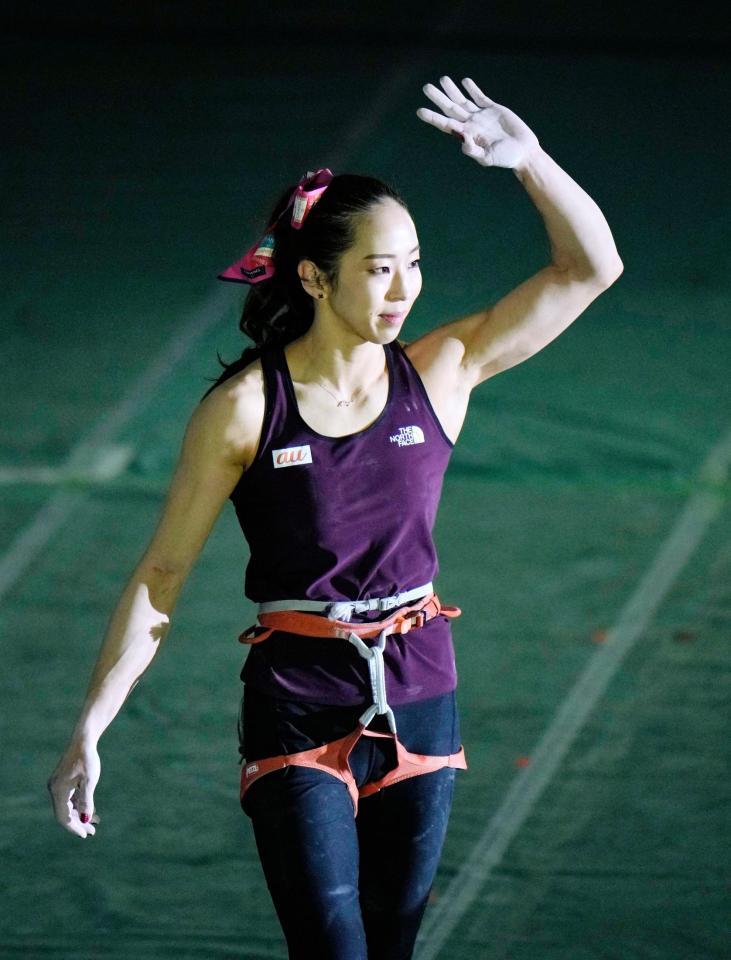 　女子決勝を終え、観客に向かって手を上げる野口啓代