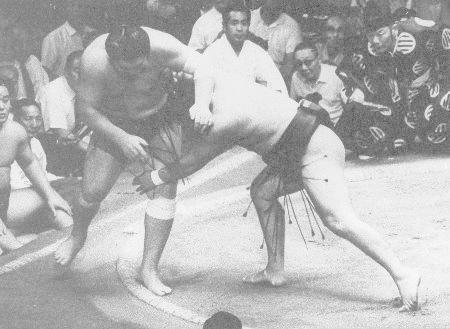 　１９６９年９月、大相撲秋場所で大鵬を押し出しで破った前乃山（当時）＝蔵前国技館