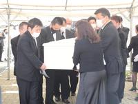 吉田秀彦氏（右手前から２人目）らに運び出される古賀さんの棺（代表撮影）＝２９日、川崎市内