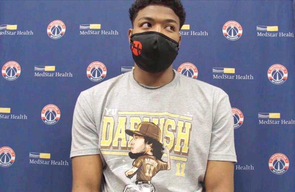 　米大リーグのダルビッシュ投手のＴシャツを着て、オンライン会見する八村塁（共同）