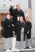 大関再昇進を伝達された後、部屋の力士に祝福される照ノ富士（上）＝代表撮影