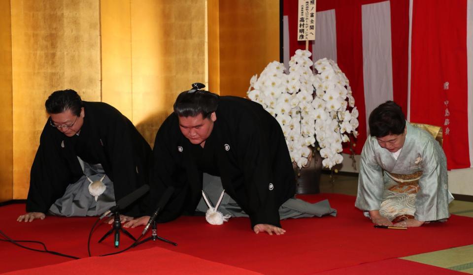 大関再昇進の伝達を受ける照ノ富士（中央）と伊勢ケ浜親方夫妻（代表撮影）
