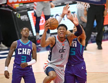 　ホーネッツ戦で攻めるウィザーズの八村（ＡＰ＝共同）