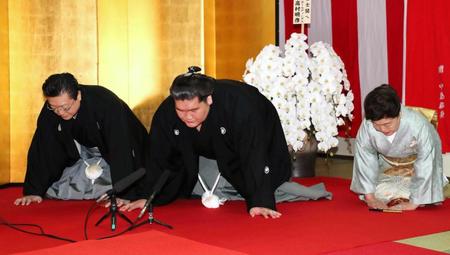 　大関再昇進の伝達を受ける照ノ富士（中央）と伊勢ケ浜親方夫妻（代表撮影）