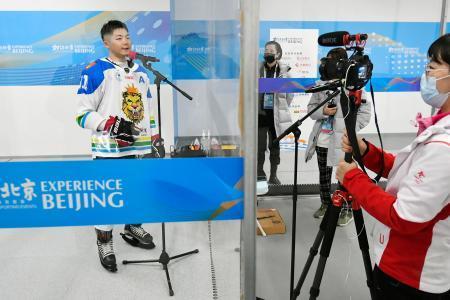 　北京冬季五輪の氷上競技のテスト大会が始まり、アイスホッケー会場の取材エリアに設置された透明な板＝１日、北京（共同）