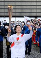 笑顔で走る聖火ランナーの上村愛子さん＝１日午後、長野県白馬村
