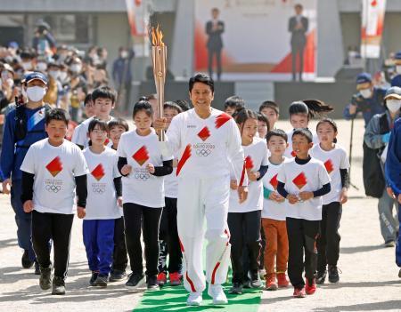 　長野県飯田市をスタートする聖火ランナーの峰竜太さんと地元の子どもたち＝２日午前