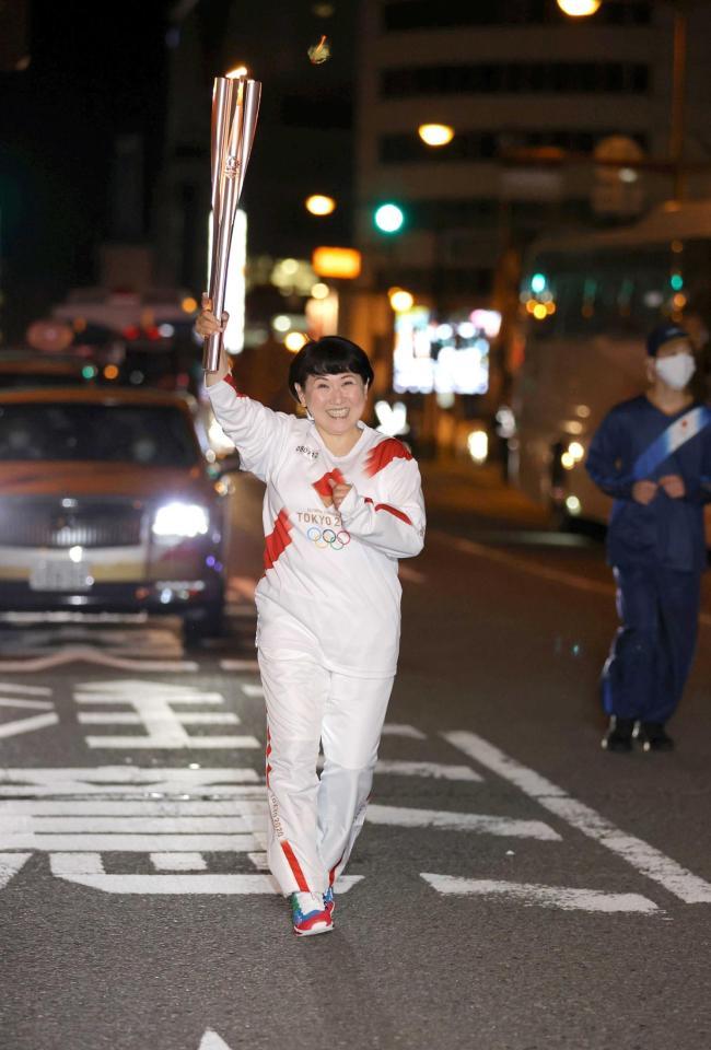 　聖火ランナーを務めた伊藤みどりさん（代表撮影）