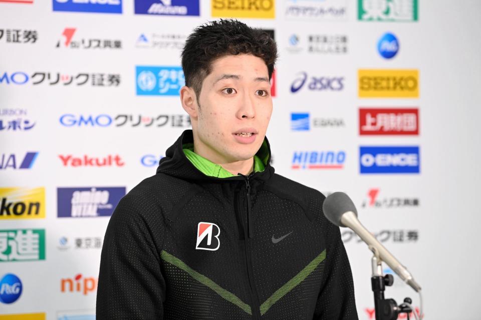記者の質問に答える萩野公介（日本水泳連盟提供）