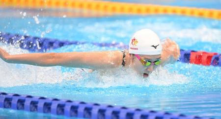 　女子１００メートルバタフライで力泳する池江（撮影・高部洋祐）