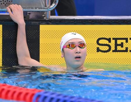 予選の泳ぎを終え、掲示板を見つめる池江璃花子＝東京アクアティクスセンター（撮影・高部洋祐）