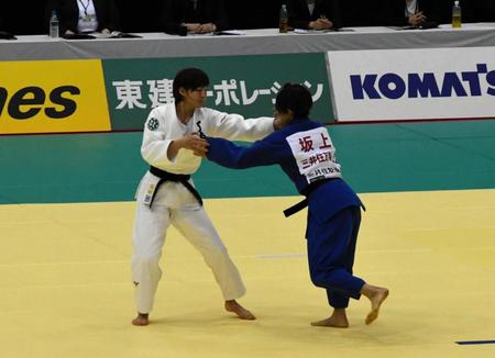 全柔連主催の国内大会で初導入された青色柔道着を着用する坂上（右）と白色の柔道着で戦う角田