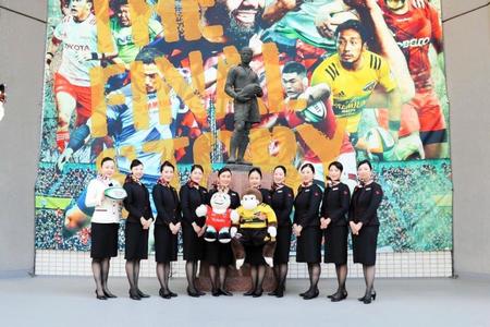 ラグビーＴＬの「おもてなし企画」で秩父宮ラグビー場で接客やアナウンスを行ったＪＡＬの客室乗務員（Ｃ）ＪＲＦＵ